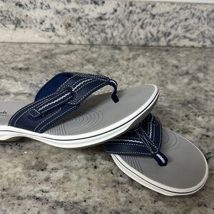 New Clarks Navy and Gray Flip Flops